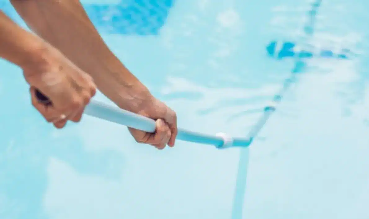 Comment nettoyer le fond de sa piscine avec un balai piscine équipé d'un manche télescopique